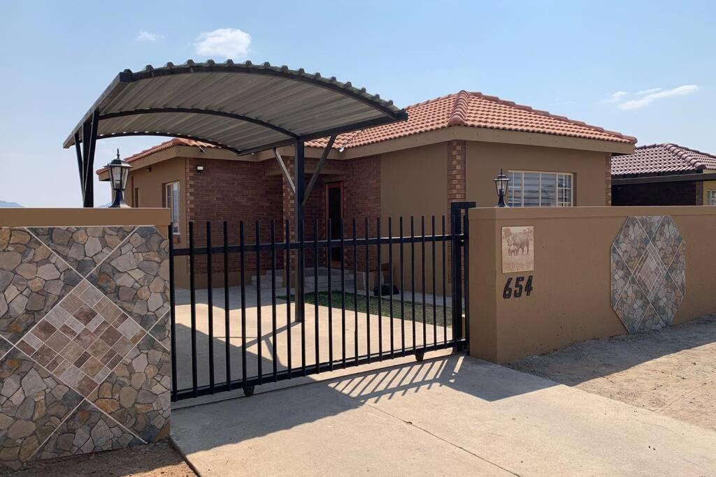 Rhino House With 3 Bedrooms Next To Pilanesberg And Sun City Mogwase Kültér fotó